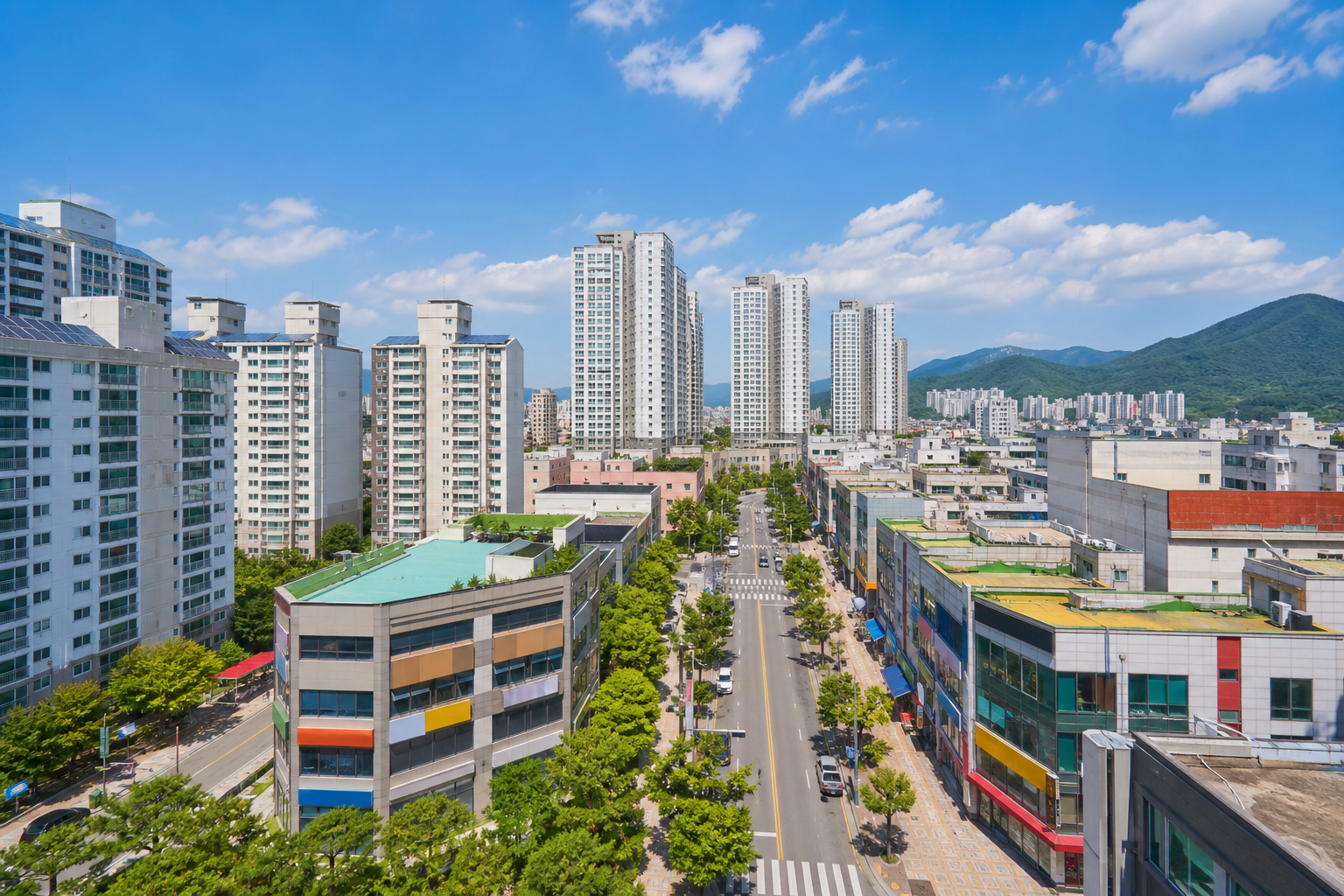 치과 유니트체어에 앉은 어린이에게 설명하는 치과의사
